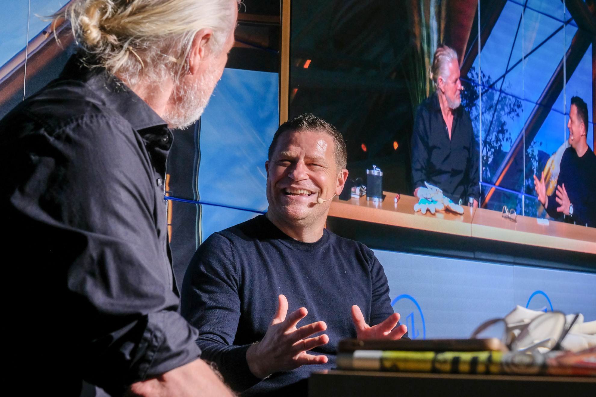 Max Eberl und Guido Schäfer beim Talk in der Kuppelhalle der LVZ.