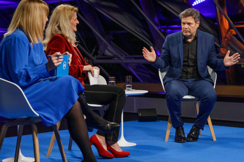 Robert Habeck im Gespräch mit (v.l) Hannah Suppa und Kristina Dunz in der LVZ Kuppel.