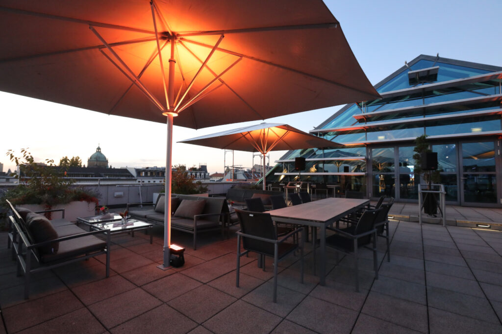 Die Dachterrasse der LVZ Kuppel in Abendstimmung