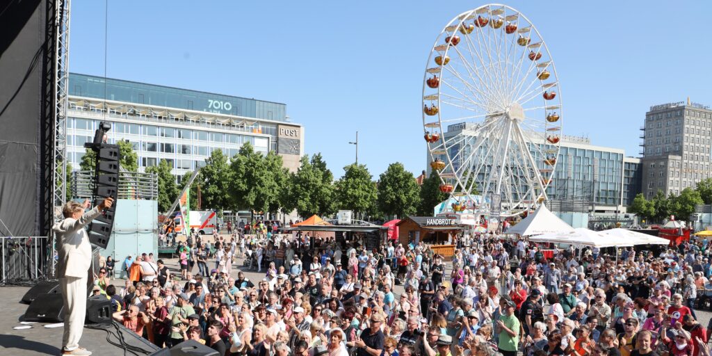Hunderte Menschen vor der großen Bühnen auf dem Leipziger Stadtfest auf dem Augustusplatz