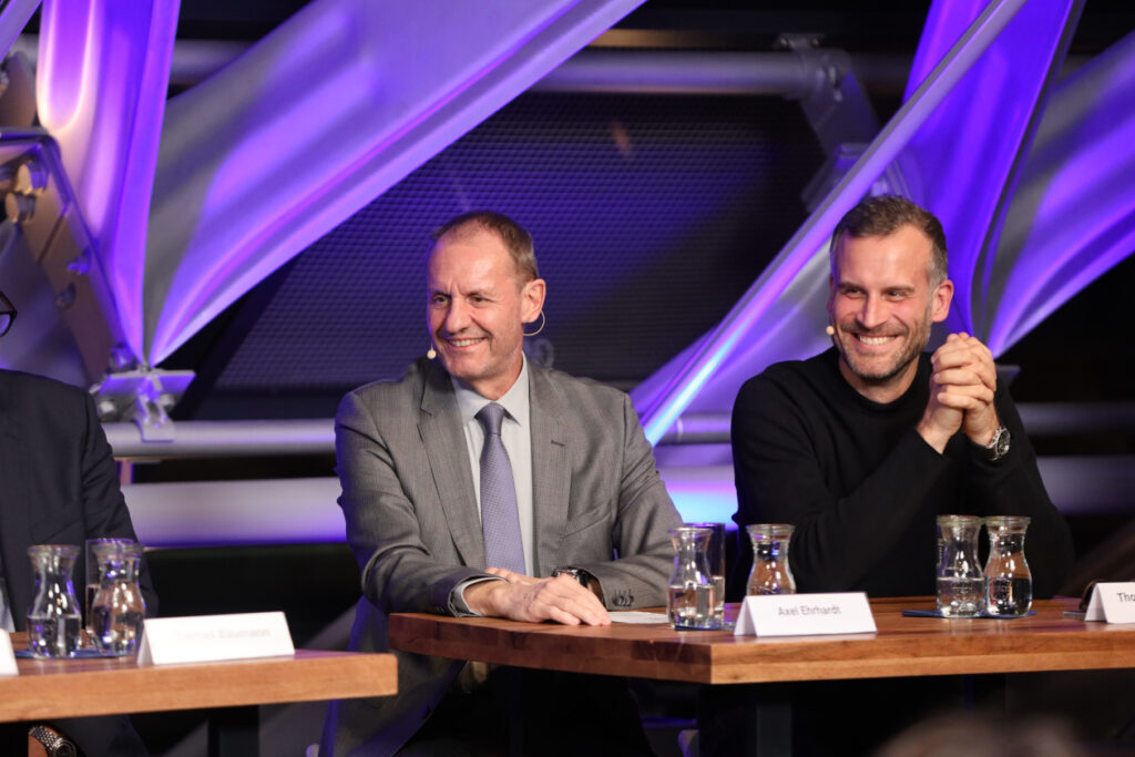 In der atmosphärisch beleuchteten LVZ Kuppel sitzen zwei Damen und fünf Herren auf einem Podium.